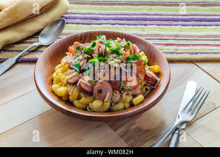 Bol de crevettes poulet créole et Jambalaya andouille avec macaroni et fromage Banque D'Images