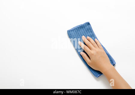 Droit femme Asie accrocher avec nettoyage chiffon bleu sur fond blanc avec le nettoyage chiffon bleu sur fond blanc Banque D'Images