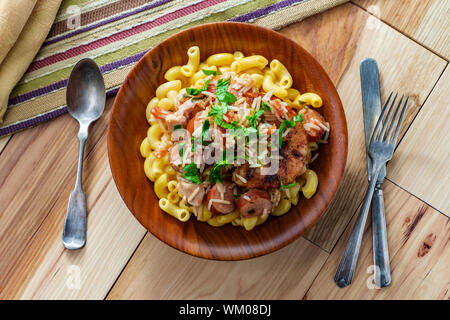 Bol de crevettes poulet créole et Jambalaya andouille avec macaroni et fromage Banque D'Images