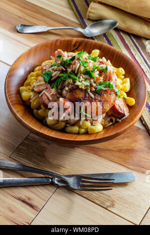 Bol de crevettes poulet créole et Jambalaya andouille avec macaroni et fromage Banque D'Images