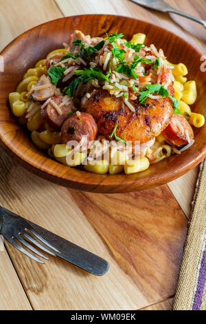 Bol de crevettes poulet créole et Jambalaya andouille avec macaroni et fromage Banque D'Images