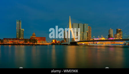 Paysage urbain de Rotterdam la nuit, le pont Erasme. Banque D'Images