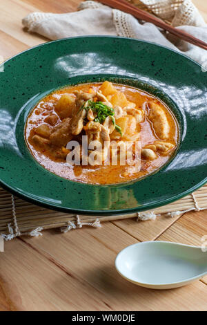 La nourriture thaïe épicée au lait de coco curry massaman soupe avec poulet et pommes de terre Banque D'Images