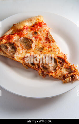 Style New York Tranche de pizza de tranches de meatball topping Banque D'Images