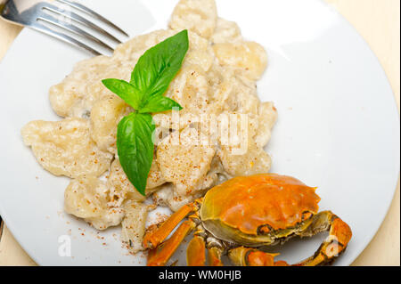 L'Italien gnocchi à la sauce aux fruits de mer avec le crabe et basilic Banque D'Images