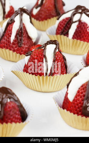 Rempli de fraises au chocolat blanc puis arrosées Banque D'Images