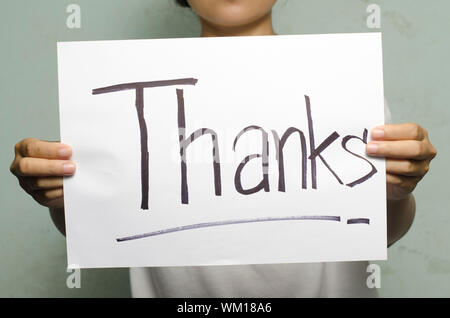 Hand holding paper écrire grâce mot Banque D'Images