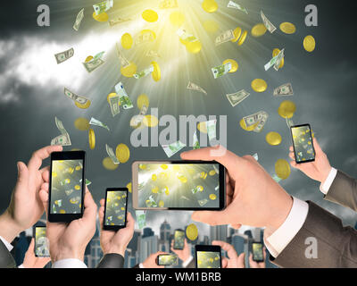 Mains tenant des téléphones intelligents et des vidéos comme relevant de l'argent. Sur fond de ville Banque D'Images
