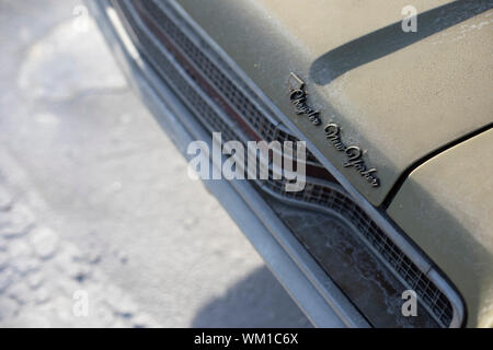 1960 Chrysler New Yorker en stationnement sur une rue de Brooklyn couvert de sel. Banque D'Images