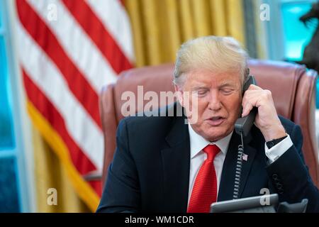 Washington, DC, USA. 04 Septembre, 2019. Président américain Donald Trump parle par téléphone avec le Premier Ministre des Bahamas Hubert Minnis du Bureau ovale de la Maison Blanche le 4 septembre 2019 à Washington, DC. Trump a exprimé ses condoléances pour les pertes en vies humaines et des dégâts considérables dans certaines parties de la France et a offert une aide humanitaire aux personnes touchées et les communautés des Bahamas. Credit : Shealah Craighead/Maison Blanche Photos/Alamy Live News Banque D'Images