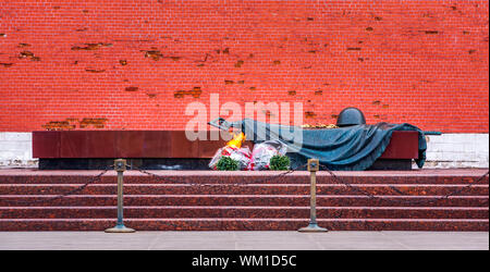 Moscou, Russie Avril 2013 tombe du Soldat inconnu monument aux morts dédié aux soldats soviétiques tués durant la Seconde Guerre mondiale situé au Kremlin Wall Banque D'Images