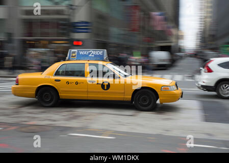 Une Ford Crown Victoria Yellow Cab sur la 6e Avenue à Manhattan. Le Crown Vic était autrefois omniprésentes sur les rues de NY, mais sont maintenant très rares. Banque D'Images