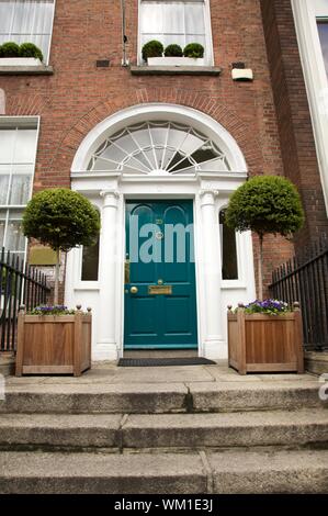 Porte classique vert typique de Dublin en Irlande Banque D'Images