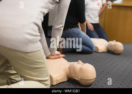 Un groupe d'étudiants de l'éducation des adultes de la RCP compressioon practitcing sur un mannequin. Banque D'Images