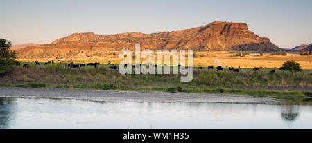 Le soleil a presque pris plus de ce ranch dans les terres désertiques de l'Oregon Banque D'Images