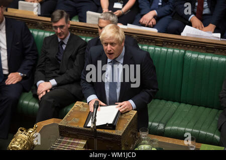 Londres, Royaume-Uni. 08Th Sep 2019. Le Premier ministre britannique Boris Johnson (C) parle à la Chambre des Communes à Londres, Angleterre, le 4 septembre 2019. Le législateur britannique a rejeté mercredi une motion déposée par le Premier Ministre, Boris Johnson, appelant à une élection générale le 15 octobre, portant un autre coup dur pour le premier ministre, qui a promis de prendre son pays de l'Union européenne le 31 octobre avec ou sans un accord. (Jessica Taylor/Parlement du Royaume-Uni/de l'élève via Xinhua) HOC CRÉDIT obligatoire : le Parlement du Royaume-Uni/Jessica Taylor Crédit : Xinhua/Alamy Live News Banque D'Images