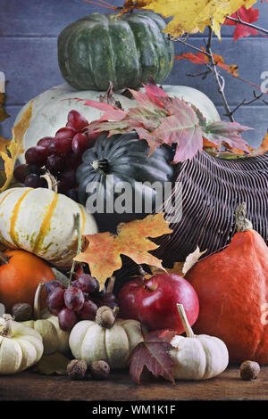 Image Retro ou vintage d'une corne ou d'une corne d'abondance avec beaucoup de légumes frais et de fruits. Banque D'Images