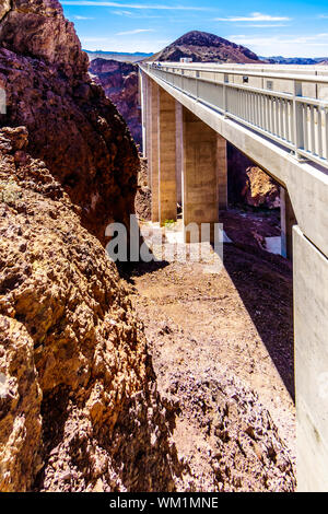 Piliers en béton du Mike O'Callaghan-Pat Tillman Memorial Bridge sur la rivière Colorado au Barrage Hoover, sur la frontière de NV et AZ AUX ETATS UNIS Banque D'Images
