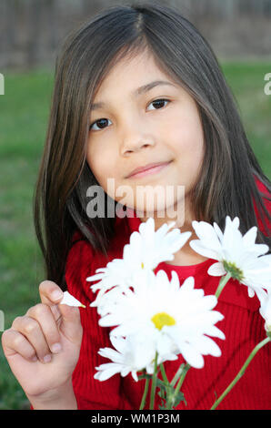 Girl plumaison marguerites, Banque D'Images