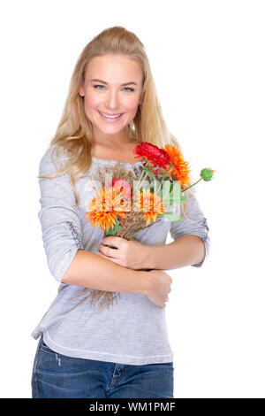 Portrait de nice girl with bouquet floral isolé sur fond blanc, de belles fleurs d'automne, l'action de grâce, le concept des fêtes Banque D'Images