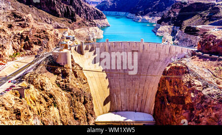 Vue frontale de l'Hoover Dam, un barrage-voûte en béton noir dans le canyon de la rivière Colorado, à la frontière entre le Nevada et l'Arizona aux Etats-Unis Banque D'Images