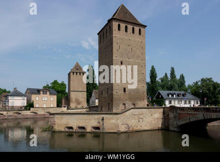 Deux des tours de la Ponts Couverts, Strasbourg, France Banque D'Images