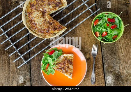 Quiche à la française fromage et roquette salade paprica Banque D'Images