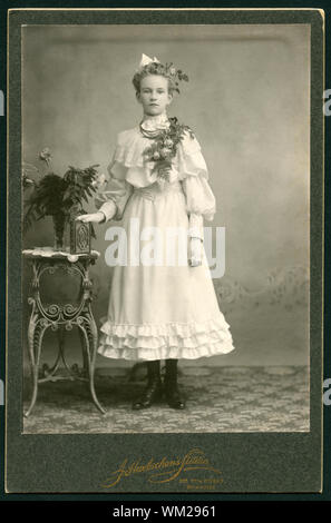 Amerika, USA, Wisconsin, Milwaukee, Mädchen trägt ein festliches Kleid, Studioaufnahme, vom J. Huebschen's Studio, Milwaukee, ungefähr 1900er Jahre ? / Les Américains, en Amérique du Nord, United States, Wisconsin, Milwaukee, jeune fille portant une tenue de fête, studio photo de J. Huebschen's studio, Milwaukee, autour de 1900e ? . Banque D'Images