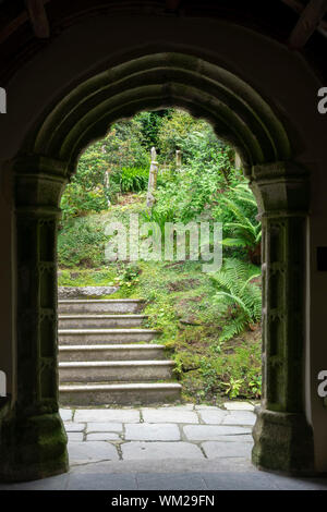 Vue du porche, dans l'église Saint-Jean à Roseland, Cornwall, UK Banque D'Images