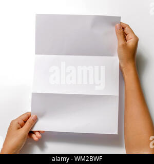 Femme deux mains tenant le papier blanc, format a4 sur fond blanc Banque D'Images