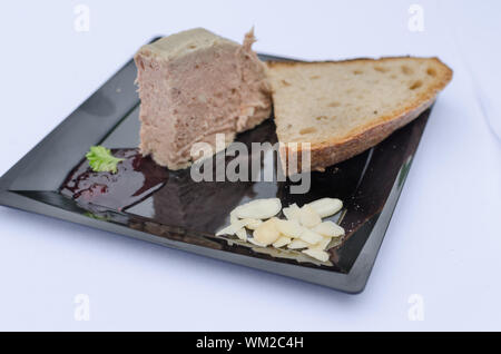 Pate de canard avec sauce de petits fruits noirs et les canneberges, recette de pain de seigle à partir du 18ème siècle. Banque D'Images