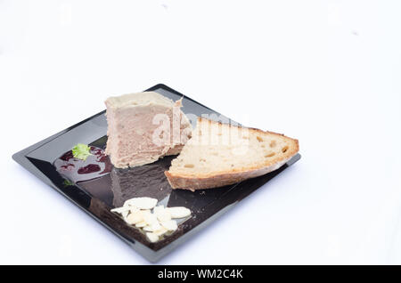 Pate de canard avec sauce de petits fruits noirs et les canneberges, recette de pain de seigle à partir du 18ème siècle. Banque D'Images