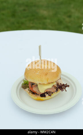 Burger de boeuf au beurre d'herbes, oignons caramélisés, bacon, cheddar, du pain. Banque D'Images