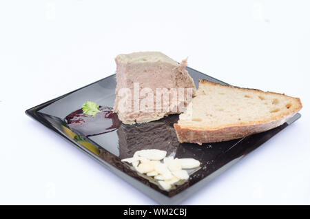 Pate de canard avec sauce de petits fruits noirs et les canneberges, recette de pain de seigle à partir du 18ème siècle. Banque D'Images