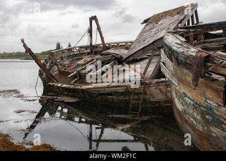 Vieux bateaux de pêche échoué sur une plage sur l'île de Mull, Hébrides intérieures, Ecosse Banque D'Images