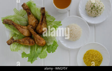 Cuisses de poulet grillé avec du riz blanc avec trois sur bois Banque D'Images