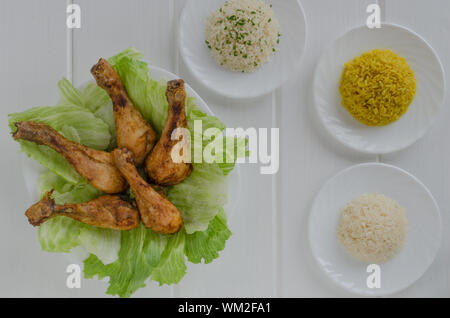 Cuisses de poulet grillé avec du riz blanc avec trois sur bois Banque D'Images