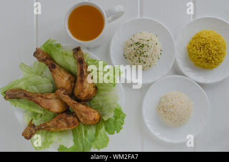 Cuisses de poulet grillé avec du riz blanc avec trois sur bois Banque D'Images