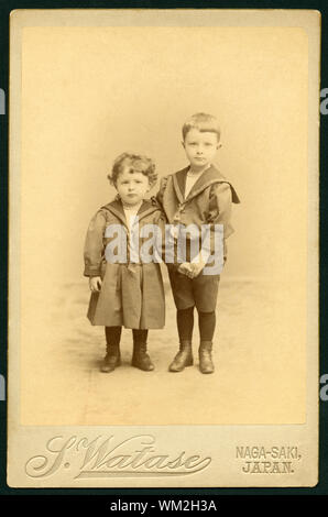 Asie, Japon, Kyushu, Nagasaki, zwei Kinder, wahrscheinlich Geschwister, Studioaufnahme, Atelier S. Watase, Nagasaki, 1900er Jahre bis 1920er Jahre ? . / Asie, Japon, Kyushu, Nagasaki, deux enfants, probablement les frères et sœurs, studio photo, atelier S. Watase, Nagasaki, 1900e à 1920 e ? . Banque D'Images
