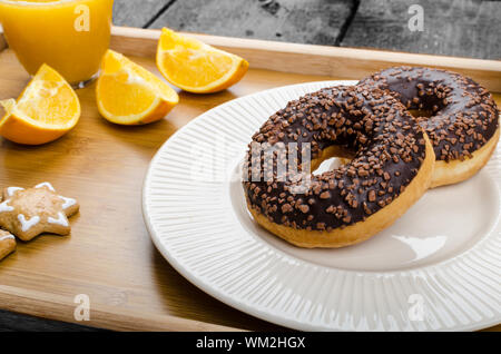 Plateau de petit-déjeuner donut orange et du lait, les biscuits de Noël Banque D'Images