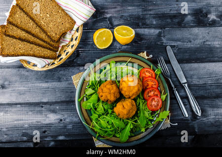 Macaroni au fromage et salade de roquette, balles et sain du pain complet Banque D'Images