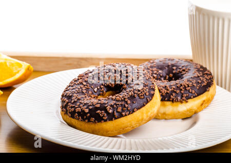 Plateau de petit-déjeuner donut orange et du lait, les biscuits de Noël Banque D'Images