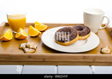 Plateau de petit-déjeuner donut orange et du lait, les biscuits de Noël Banque D'Images