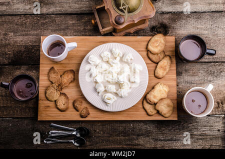 Chocolat chaud maison, des biscuits, profiteroles Banque D'Images