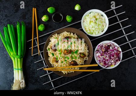 Salade de nouilles asiatique de poulet, oignons frais, les germes et les oignons de printemps Banque D'Images