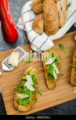 Aubergine frite, frite en croûte de parmesan, salade de roquette avec copeaux de parmesan, pain frais dalamánek - République tchèque Banque D'Images