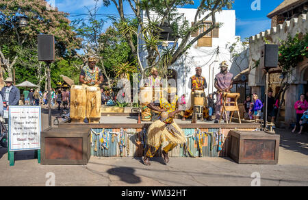 Profitez de la foule le parc à thème Animal Kingdom à Disney World à Orlando en Floride. Les bâtiments sont visibles dans la section africaine du parc. Banque D'Images