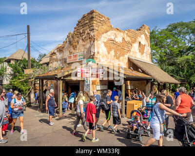 Profitez de la foule le parc à thème Animal Kingdom à Disney World à Orlando en Floride. Les bâtiments sont visibles dans la section africaine du parc. Banque D'Images