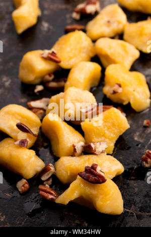 Gnocchi à la citrouille avec une sauce aux champignons Banque D'Images