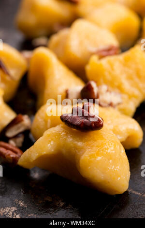 Gnocchi à la citrouille avec une sauce aux champignons Banque D'Images